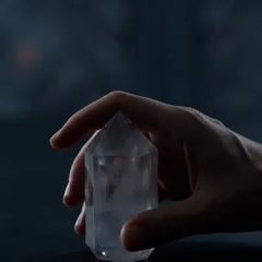 Eine Hand hält einen Kristall