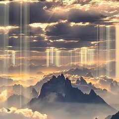 Berge unter Wolken, Sonnenstrahlen brechen durch